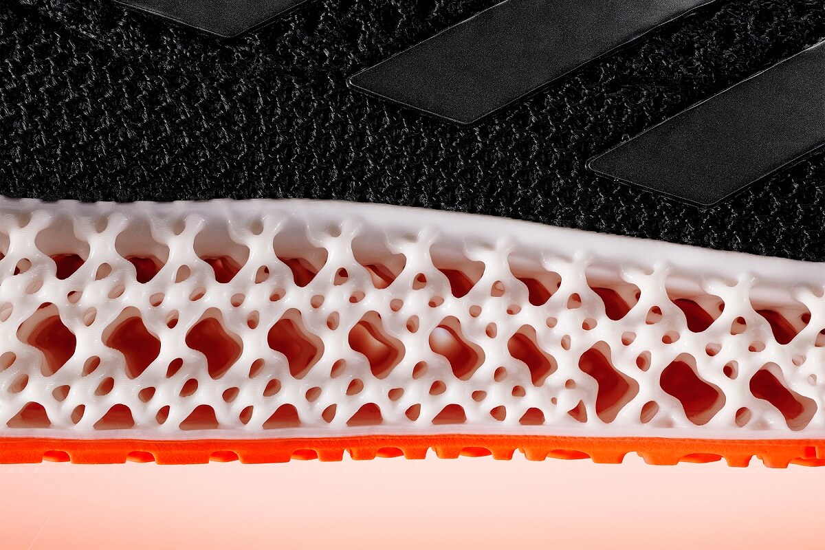 白いミッドソール部分が3Dプリントで作られたもの　出典：adidas社